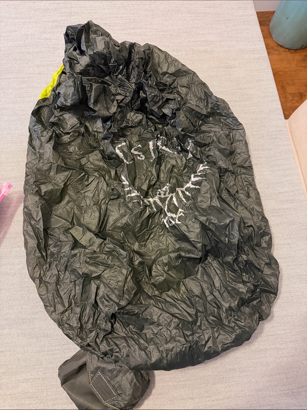 OSPREY lightweight rain pack cover for 30-50 liters with pouch - medium